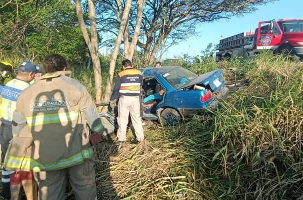 Conductor de automóvil termina con las piernas lesionadas tras accidente en Medellín