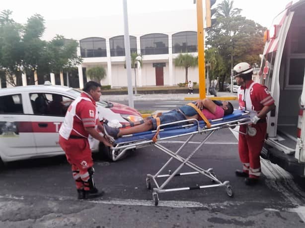 Motociclista fue impactado por automóvil en Veracruz tras pasarse el semáforo