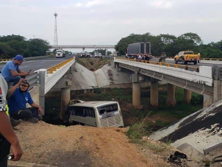 Volcadura de autobús en La Tinaja- Cosoleacaque; más de 50 heridos y 12 muertos