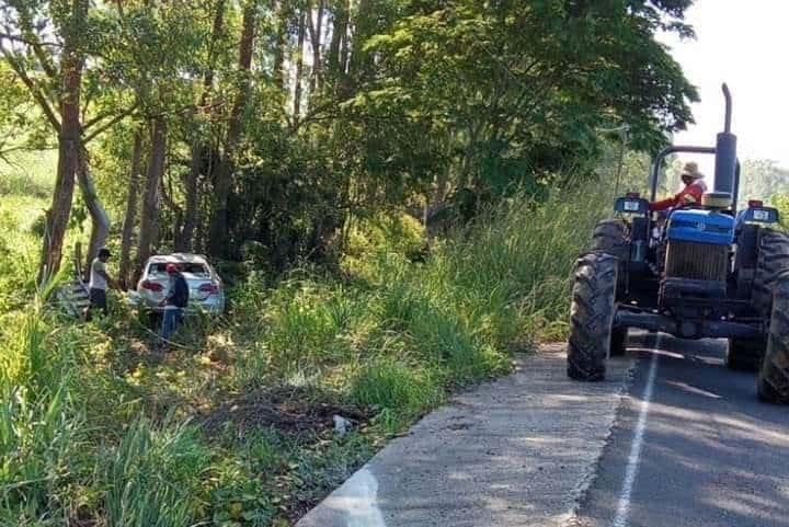 Daños en la carretera Paralelo-Las Choapas, provocó que un vehículo saliera de la cinta asfáltica