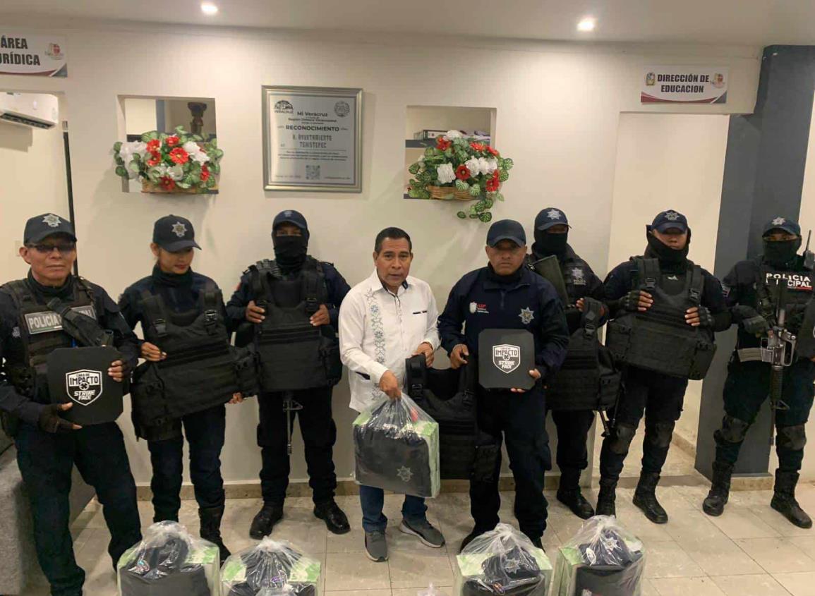 Entregan uniformes y chalecos a policías municipales de Texistepec