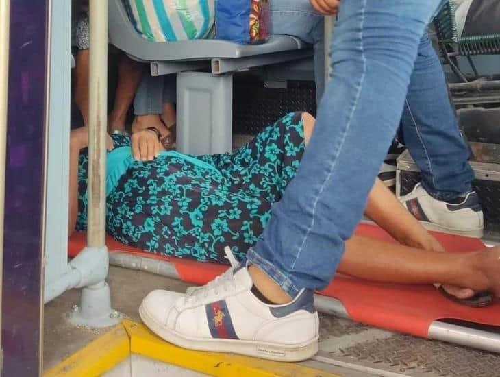 Auxilian a mujer tras convulsionar en camión urbano de Minatitlán