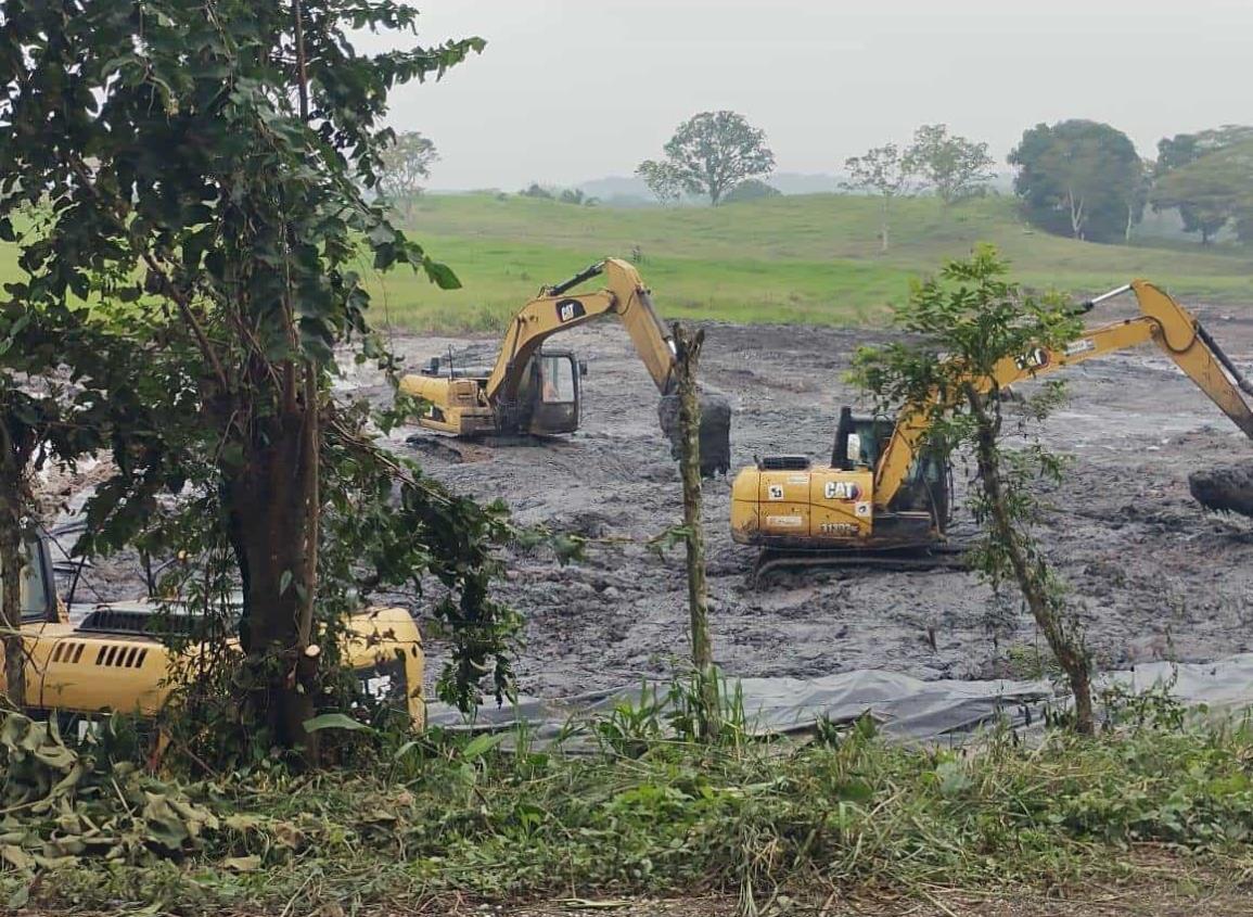 Llevan a cabo trabajos de limpieza tras derrame a orillas de la carretera Nanchital-Las Choapas