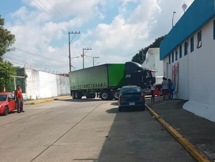 Por daños al pavimento y cableado piden un alto a circulación de vehículos pesados en colonia Nueva Mina