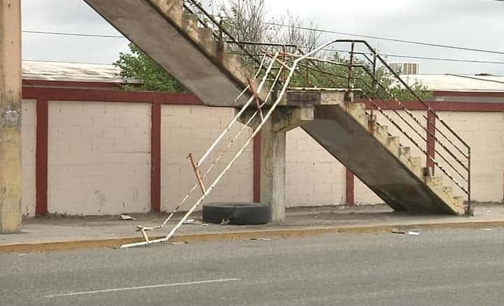 Piden reparación de puente peatonal en el poniente de Coatzacoalcos