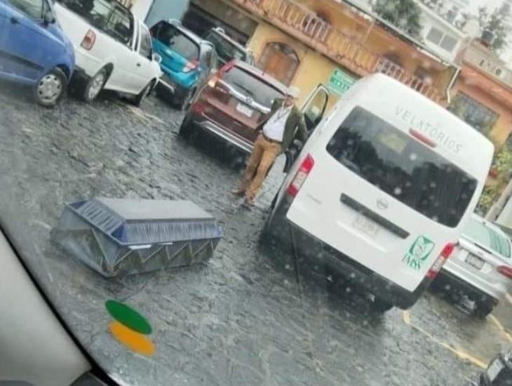 Personal del IMSS deja caer un ataúd de la carroza en Xalapa