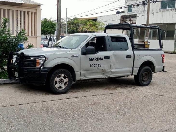 Patrulla de la Secretaría de Marina chocó contra camioneta de paquetería en el centro de Coatzacoalcos