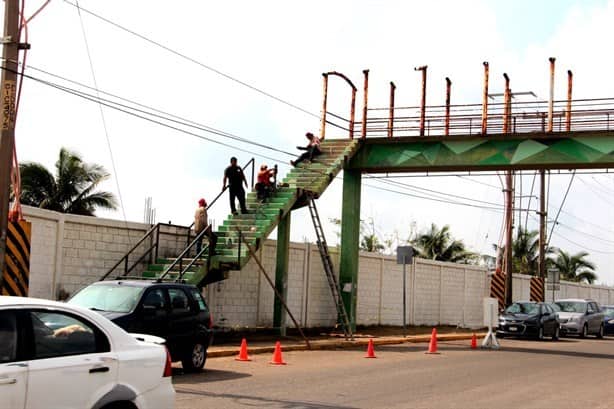 Tres puentes peatonales son reparados en Coatzacoalcos ¿dónde se ubican? | VIDEO