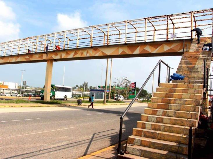 Inició reparación de importante puente peatonal de Coatzacoalcos, ubicado cerca de una escuela | FOTOS