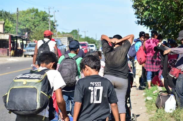 Caravana de migrantes sigue su paso en el sur pese a calor e intentos de contención | VIDEO