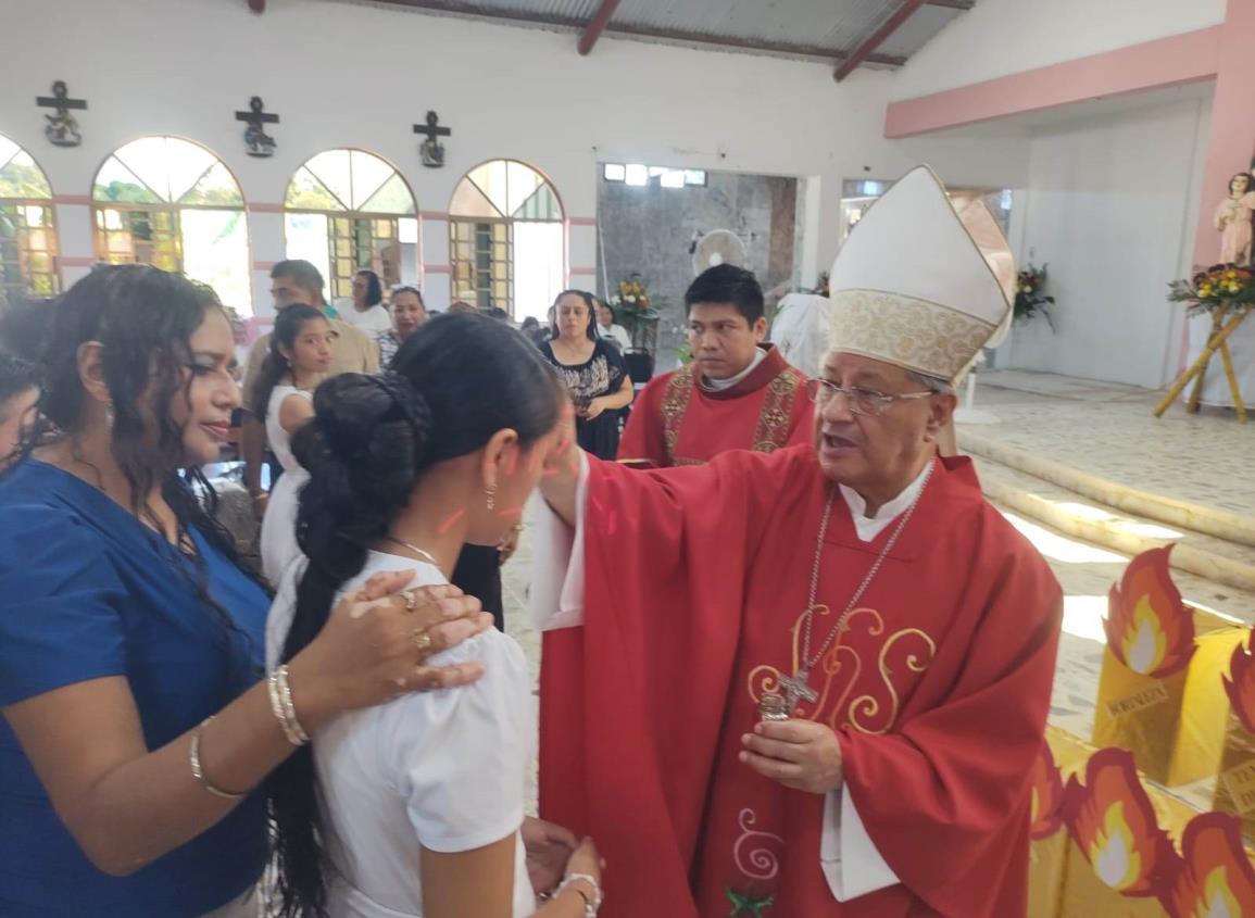 Al menos 40 jóvenes llevaron a cabo su confirmación en Villa Cuichapa