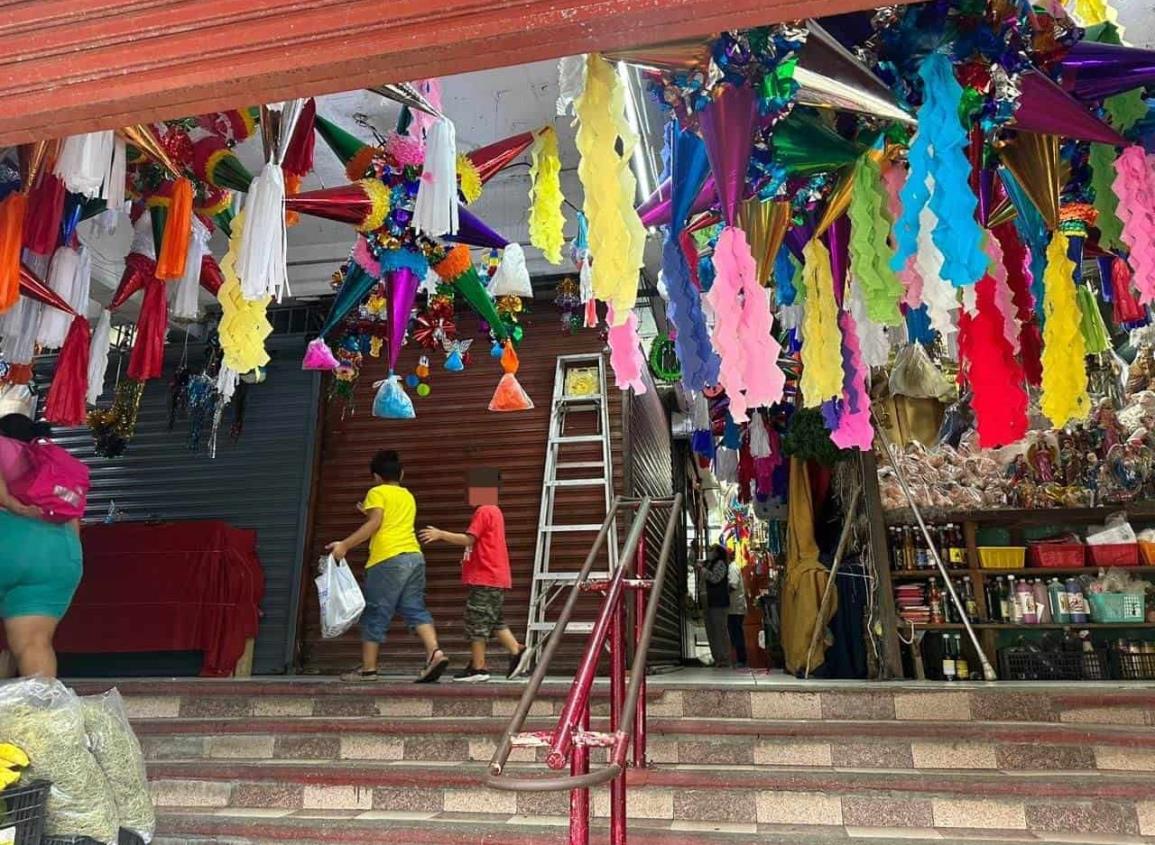 Vendedores de piñatas en mercado Coatzacoalcos esperan repunte de ventas en fiestas decembrinas