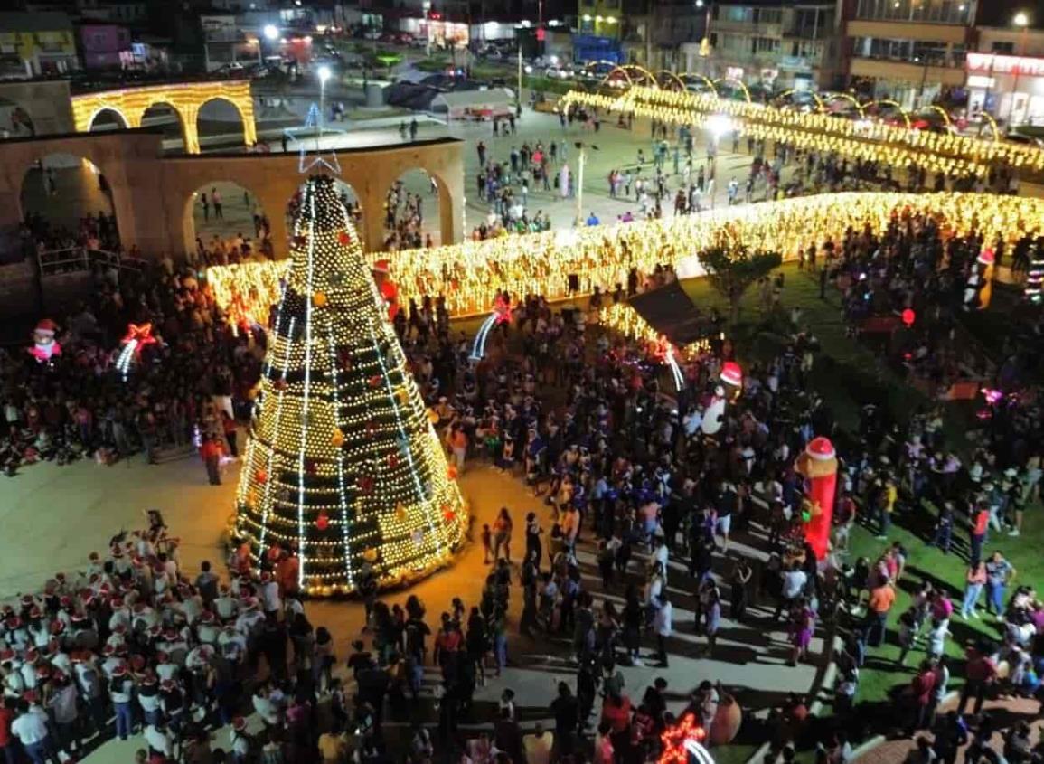 Ayuntamiento de Agua Dulce llevó a cabo el encendido del árbol navideño y túnel de luces