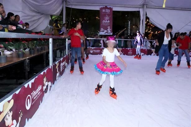 Familias completas disfrutan de la pista de hielo en Tihuatlán