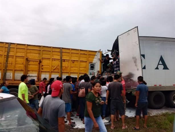 Roban decenas de cajas de leche tras choque de tráileres en Cuitláhuac (+ Video)