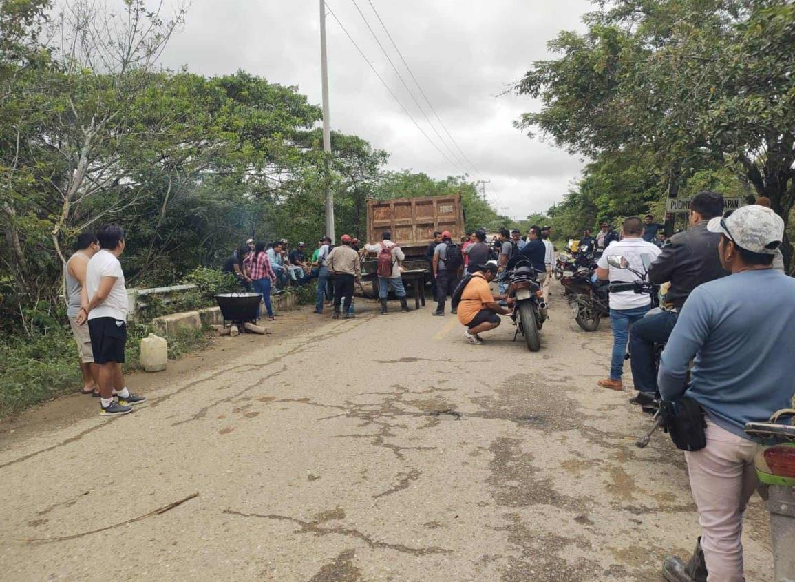 Habitantes de comunidades del sur bloquean carretera Nanchital-Las Choapas por este motivo