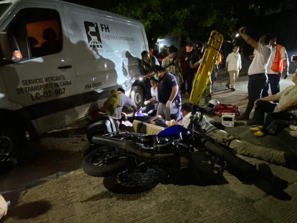 Por intentar rebasar por izquierda motociclista termina lesionado en Minatitlán
