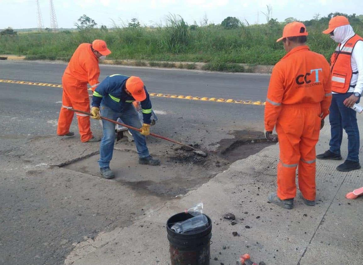 Nanchitecos se unen para rehabilitar la carretera Cuatro Carriles; realizan labores de bacheo
