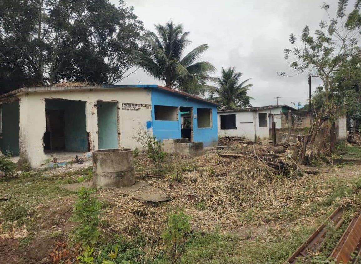 Familias de Moloacán ya desalojan vías del Corredor Interoceánico