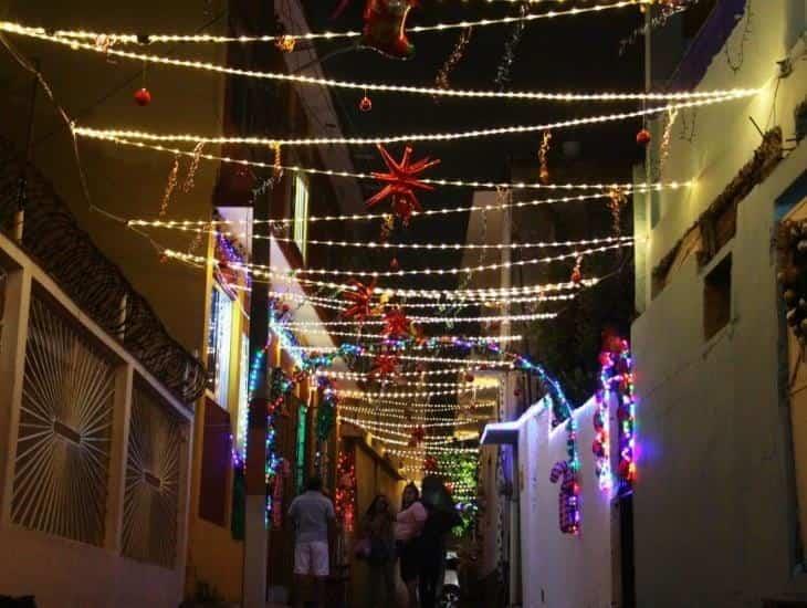 Navidad en Coatzacoalcos: vecinos llenan de luces este callejón; mantienen la tradición decembrina | VIDEO