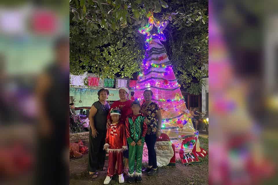 Vecinos de la colonia Agraria en Las Choapas se unieron para instalar un árbol de navidad