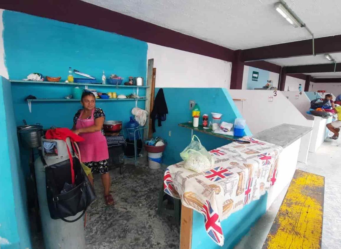 Terminó la espera, locatarios de Agua Dulce comienzan a instalarse en el mercado Benito Juárez