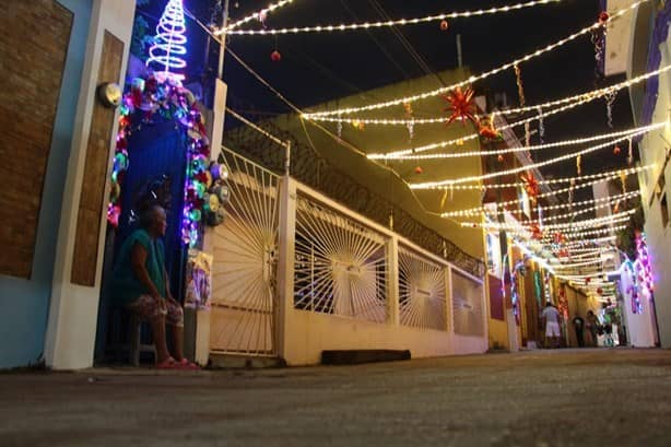 Navidad en Coatzacoalcos: vecinos llenan de luces este callejón; mantienen la tradición decembrina | VIDEO