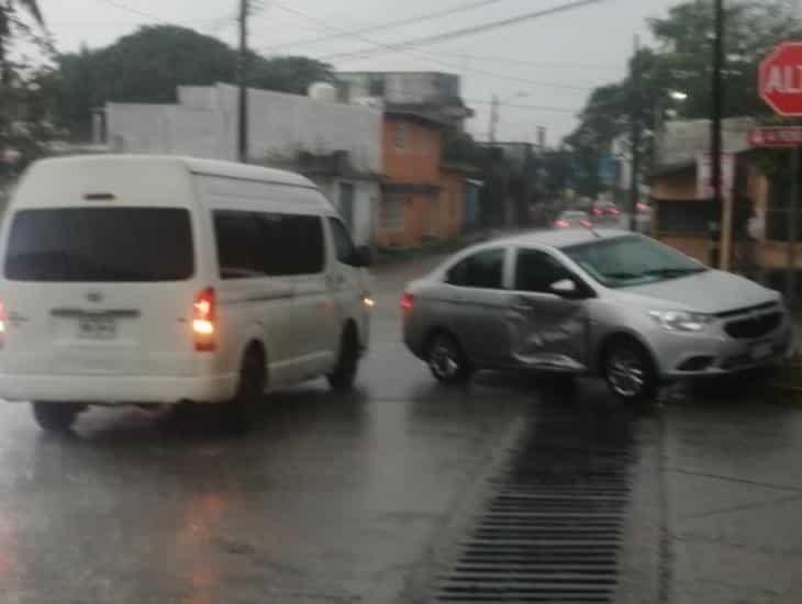 Choque entre vagoneta y vehículo, dejó cuantiosos daños materiales en Coatzacoalcos | VIDEO