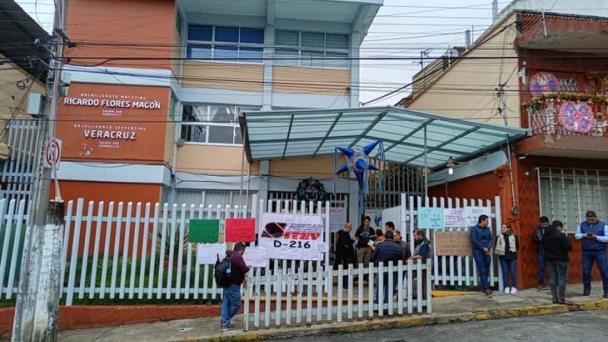 Maestros Toman La Oficial B De Xalapa; Exigen Destitución Del Director