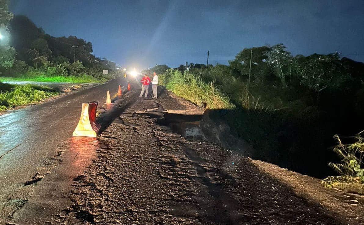 Alerta por socavón en carretera Transístmica en Jaltipan de Morelos 