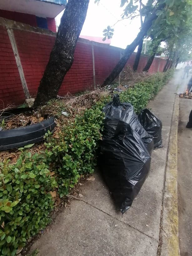 Bomberos retiran grandes cantidades de basura en Coatzacoalcos | VIDEO