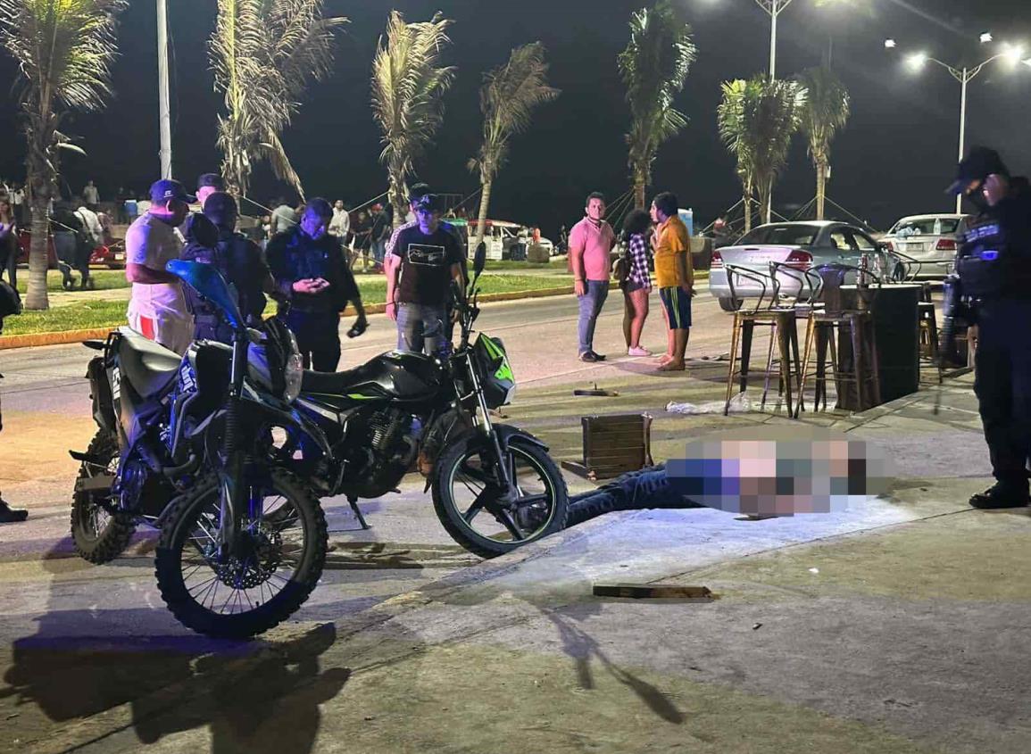 Tunden a golpes y sillazos a joven durante parranda en Malecón de Coatzacoalcos