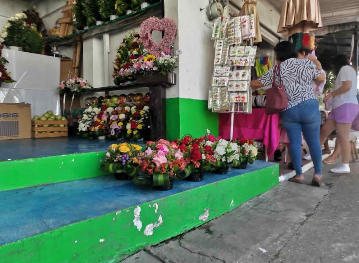 Aumentan ventas de arreglos florales con celebracriones a la Virgen de Guadalupe