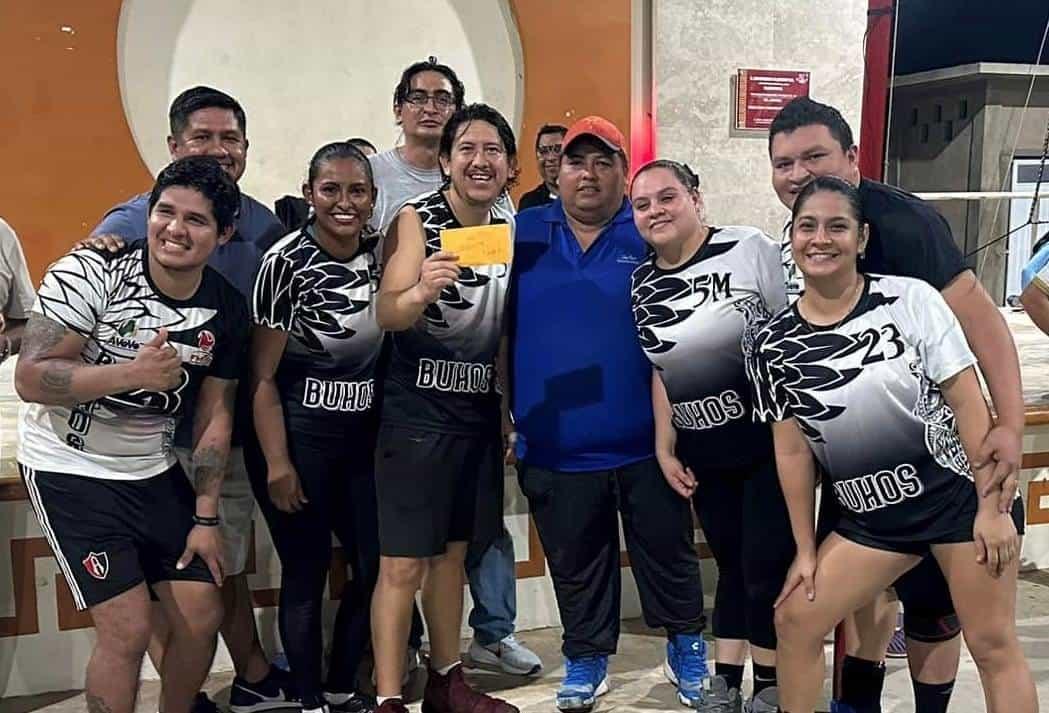 Búhos es campeón del voleibol Más de 30 de Jáltipan