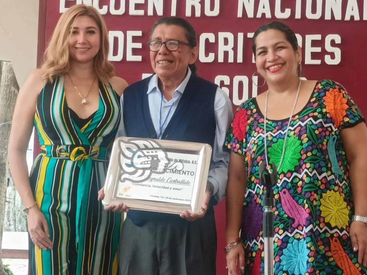 Reconocen al maestro Reynaldo Carballido por 50 años de trayectoria