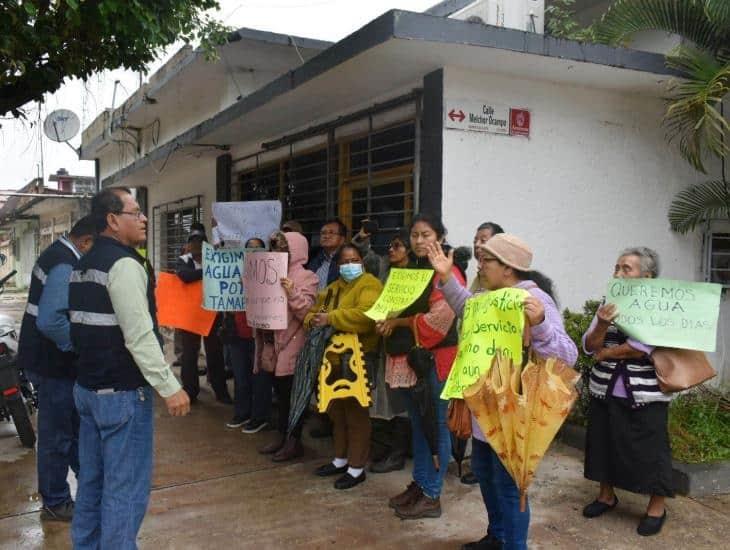 "No queremos bailes ni ferias, queremos agua": protestan en CAEV Acayucan tras 15 días sin el servicio | VIDEO