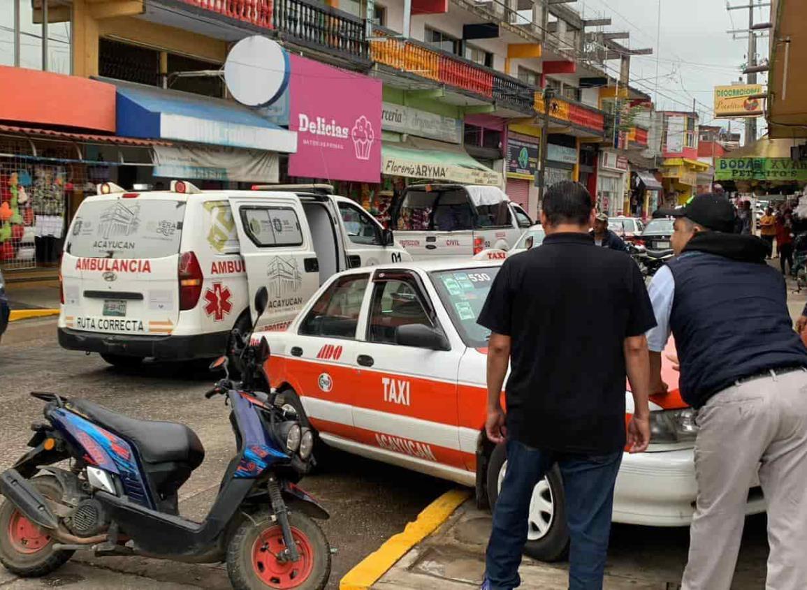 Taxi y camioneta protagonizaron aparatoso choque en centro de Acayucan | VIDEO