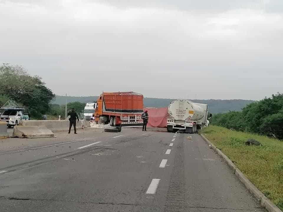 Accidente múltiple de tráilers en la autopista la Tinaja - Cosoleacaque dejó cuantiosos daños materiales