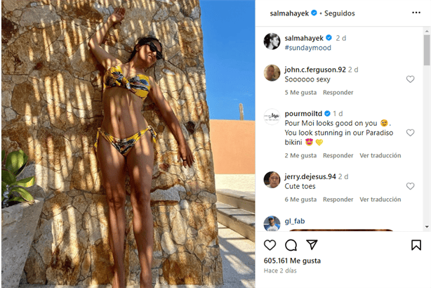 Salma Hayek luce bikini amarillo y presume su gran figura