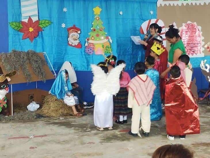 Estudiantes de preescolar en Moloacán participan en festival navideño