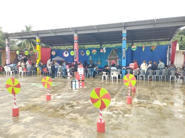 Estudiantes de preescolar en Moloacán participan en festival navideño