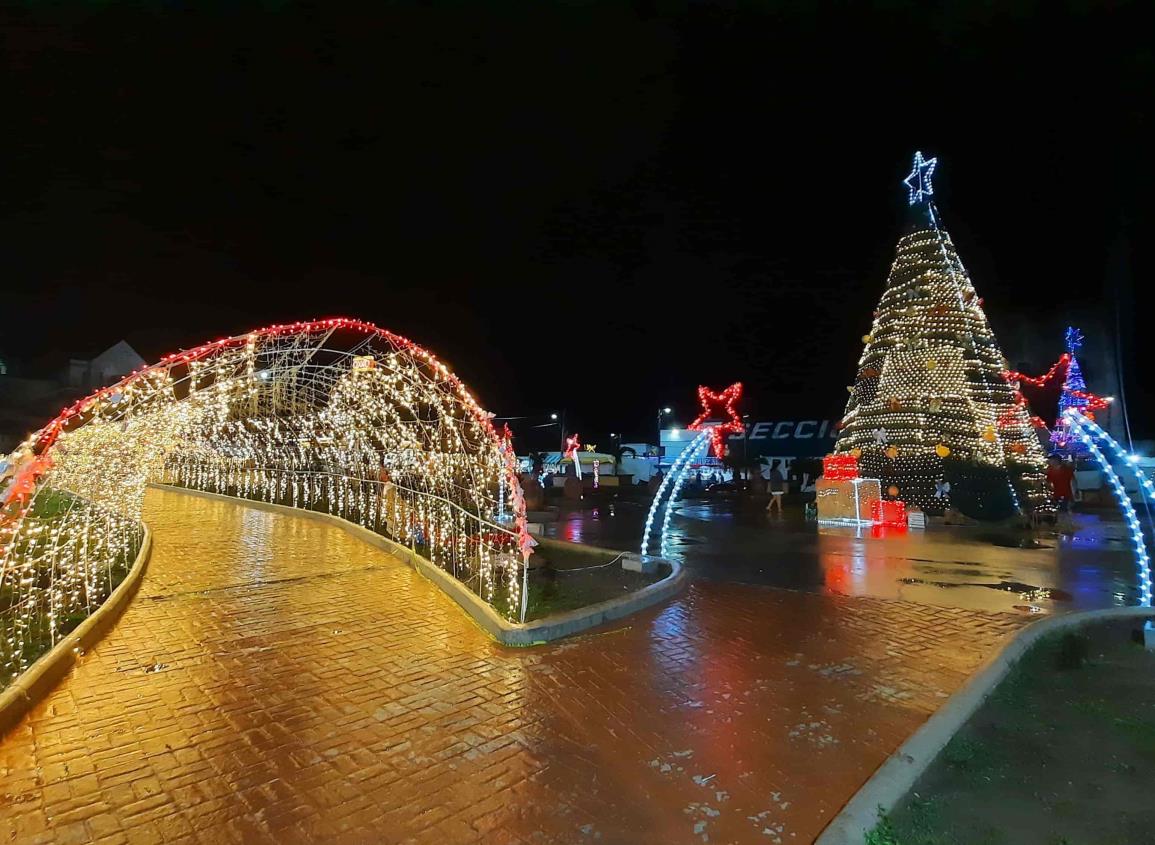 Villa y Pino Navideño en el parque Libertad cuentan con más de 4 mil 500 luces de colores