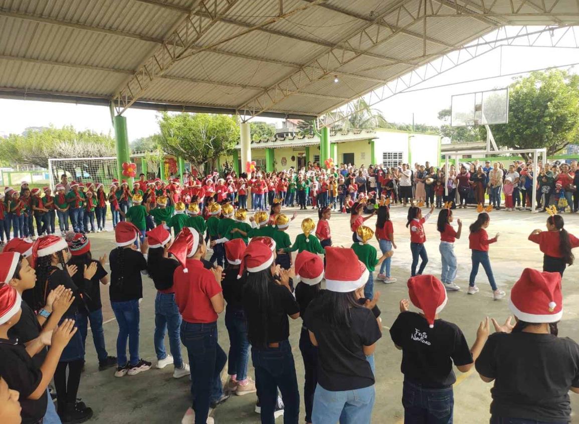 Con colorido festival navideño, salen de vacaciones estudiantes en Moloacán