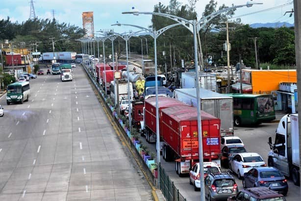 Crece número de trabajadores afectados por tráfico en Coatzacoalcos ¿hasta cuándo? | VIDEO