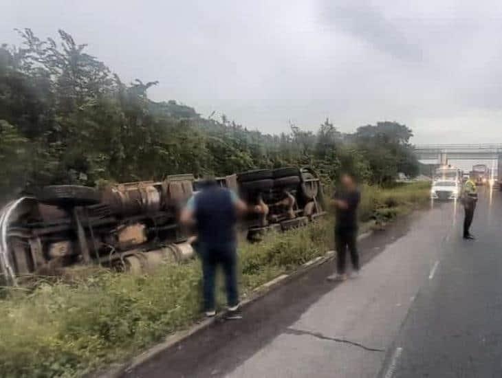 Alerta por cierre parcial de la carretera La Tinaja-Cosoleacaque tras accidente, reportan tráfico lento