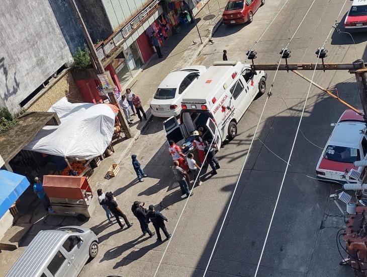 Mujer es arrollada por motociclista en Minatitlán, conductor se da a la fuga