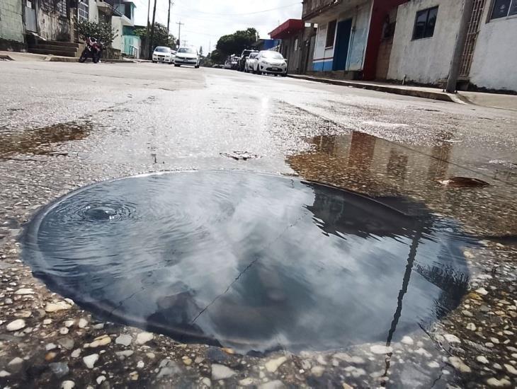 Vecinos denuncian fuga de aguas negras en la colonia Puerto México ¡ya no aguantan el olor!