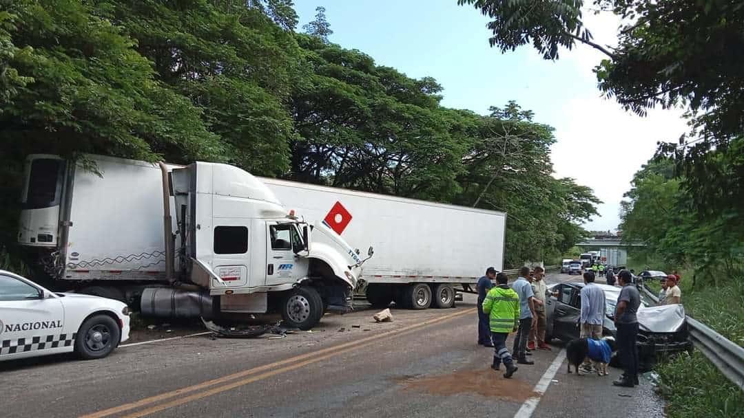 Aparatoso accidente múltiple provocó interrupción del tráfico sobre autopista Las Choapas-Ocozocoautla