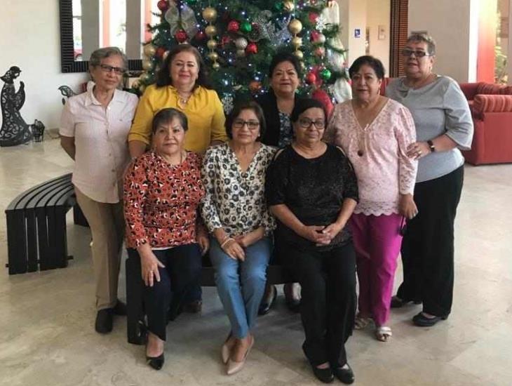 Amigas se divirtieron en su tradicional intercambio de regalos