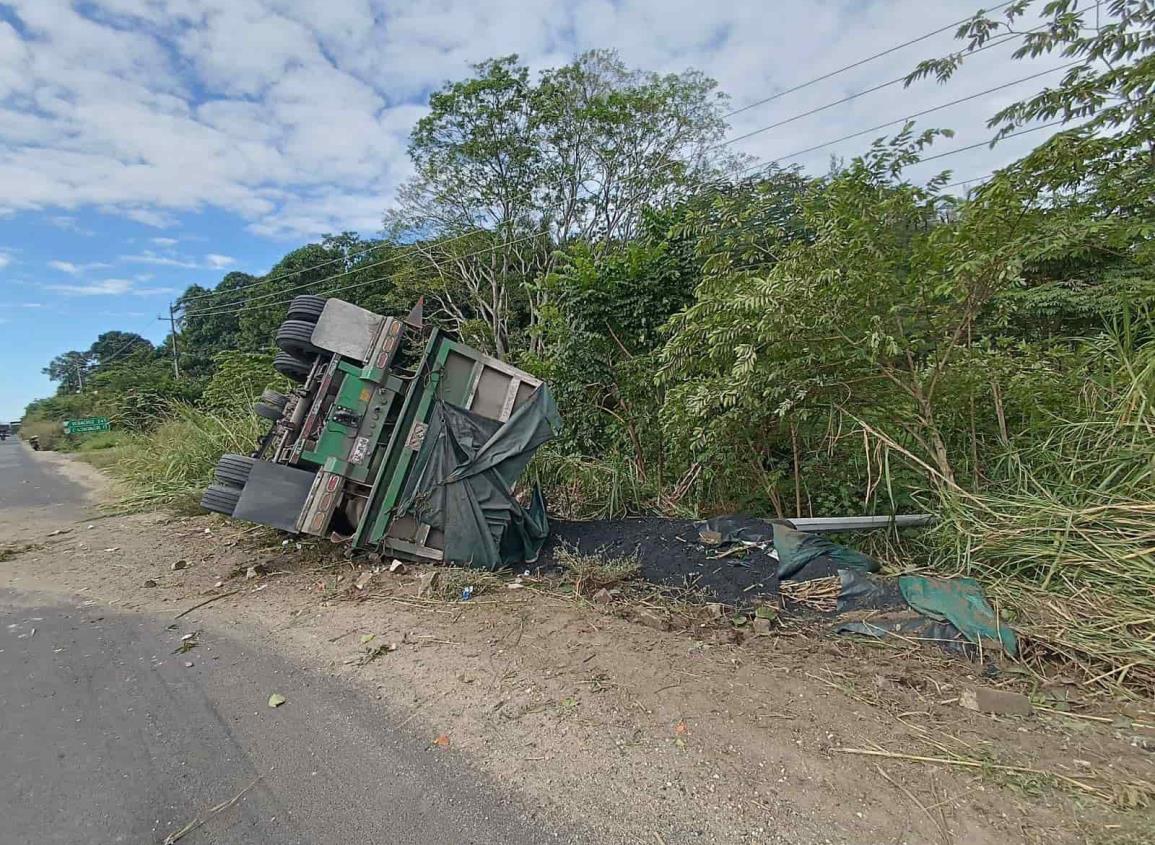 Vuelca tracto cargado con material de asfalto en la Acayucan - Sayula